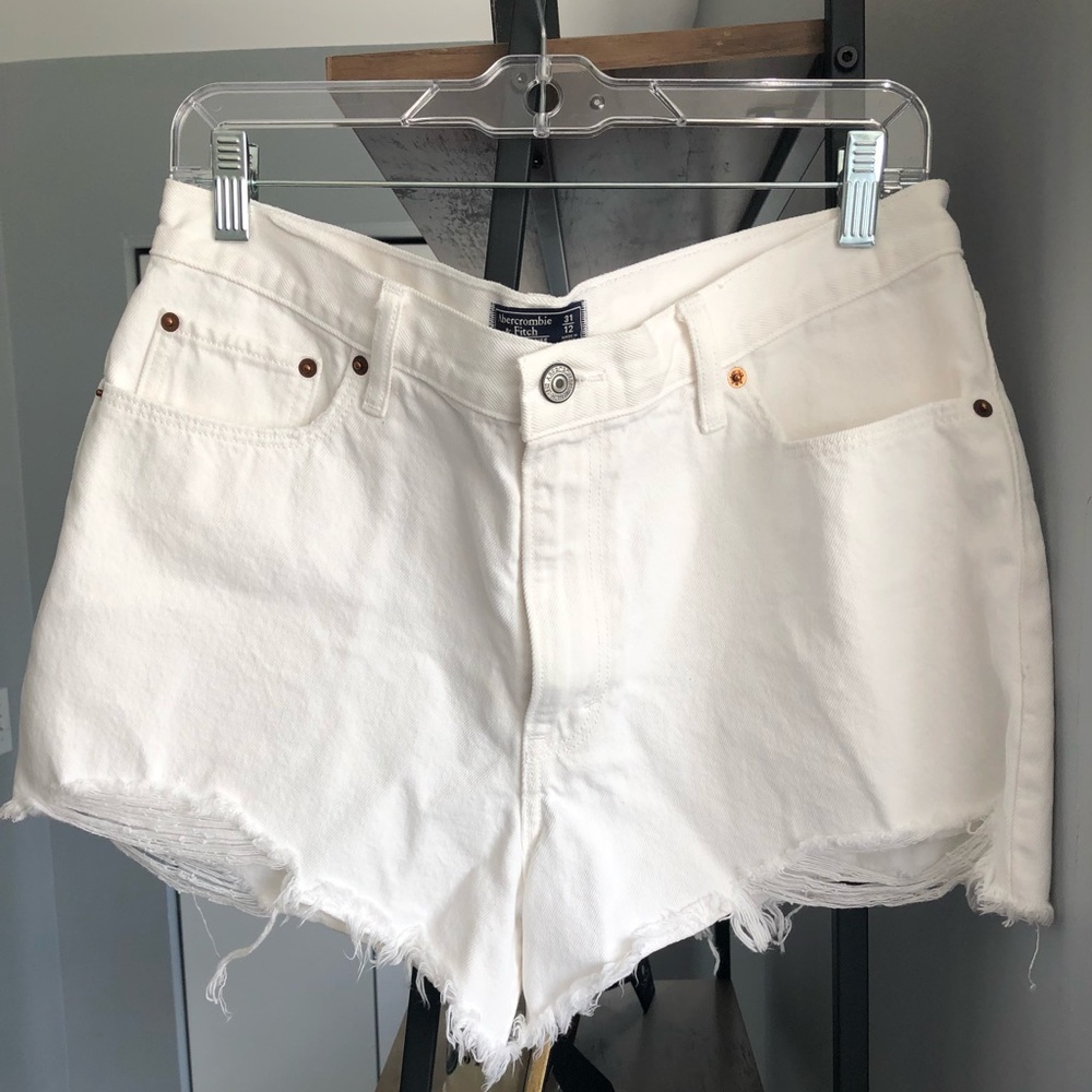 Excellent condition!! White Abercrombie High Rise short - 31 waist/size 12